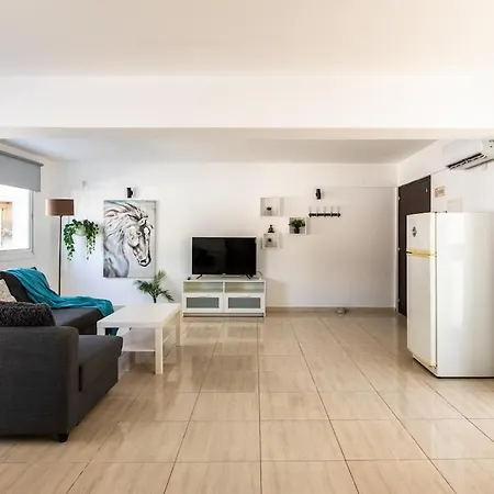 Bright 2-bed Flat, In Center דירה