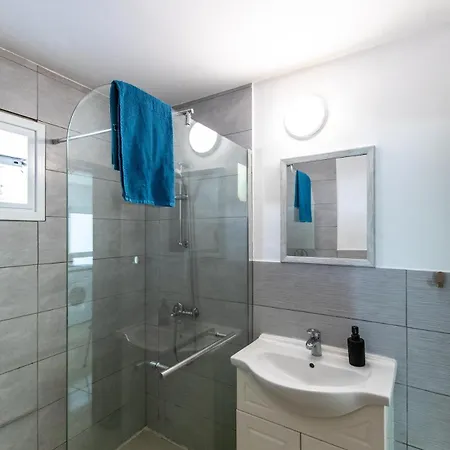 Bright 2-bed Flat, In Center * לרנקה